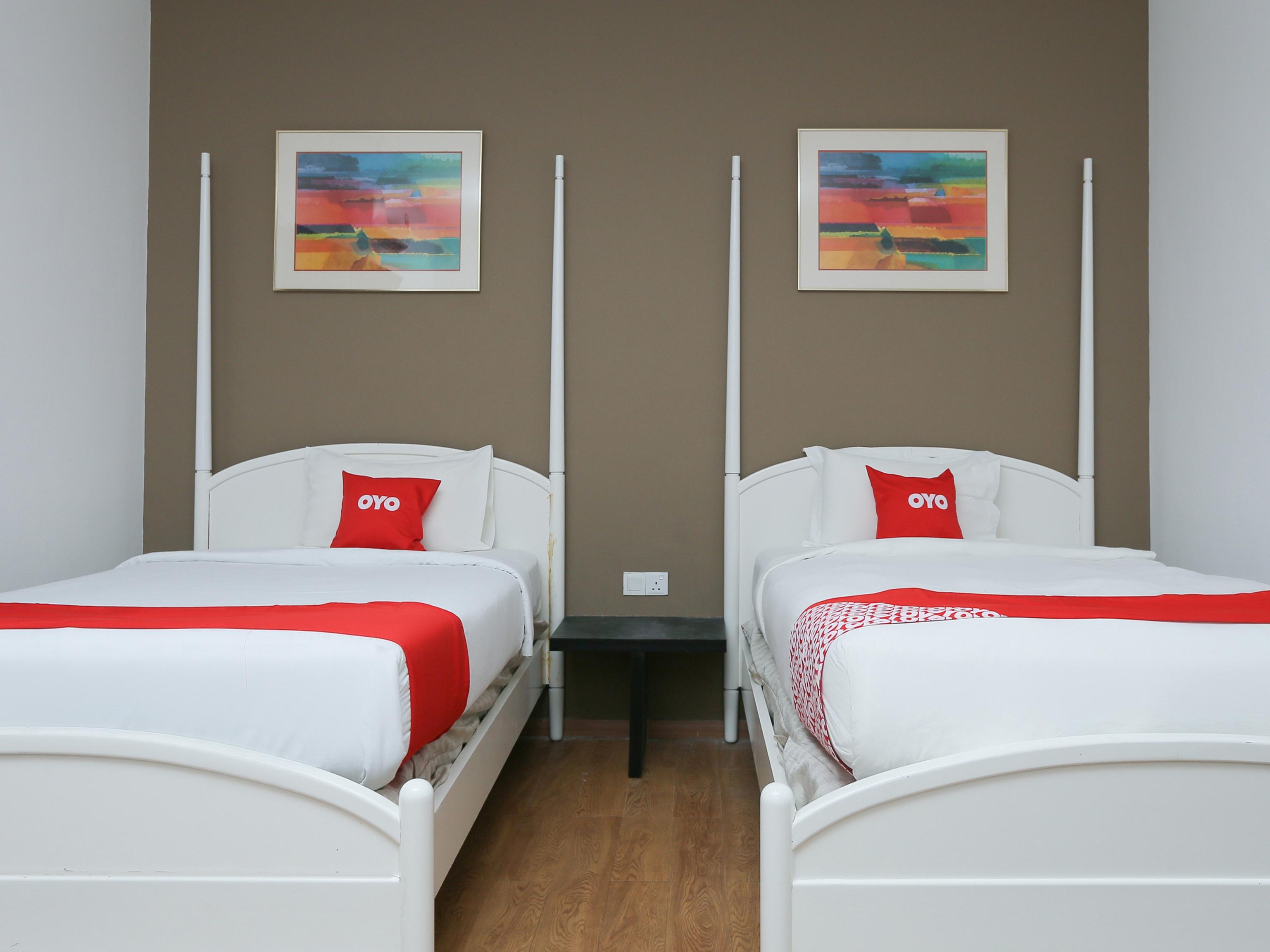 Oyo 89915 East Mount Hotel Кукуп Экстерьер фото