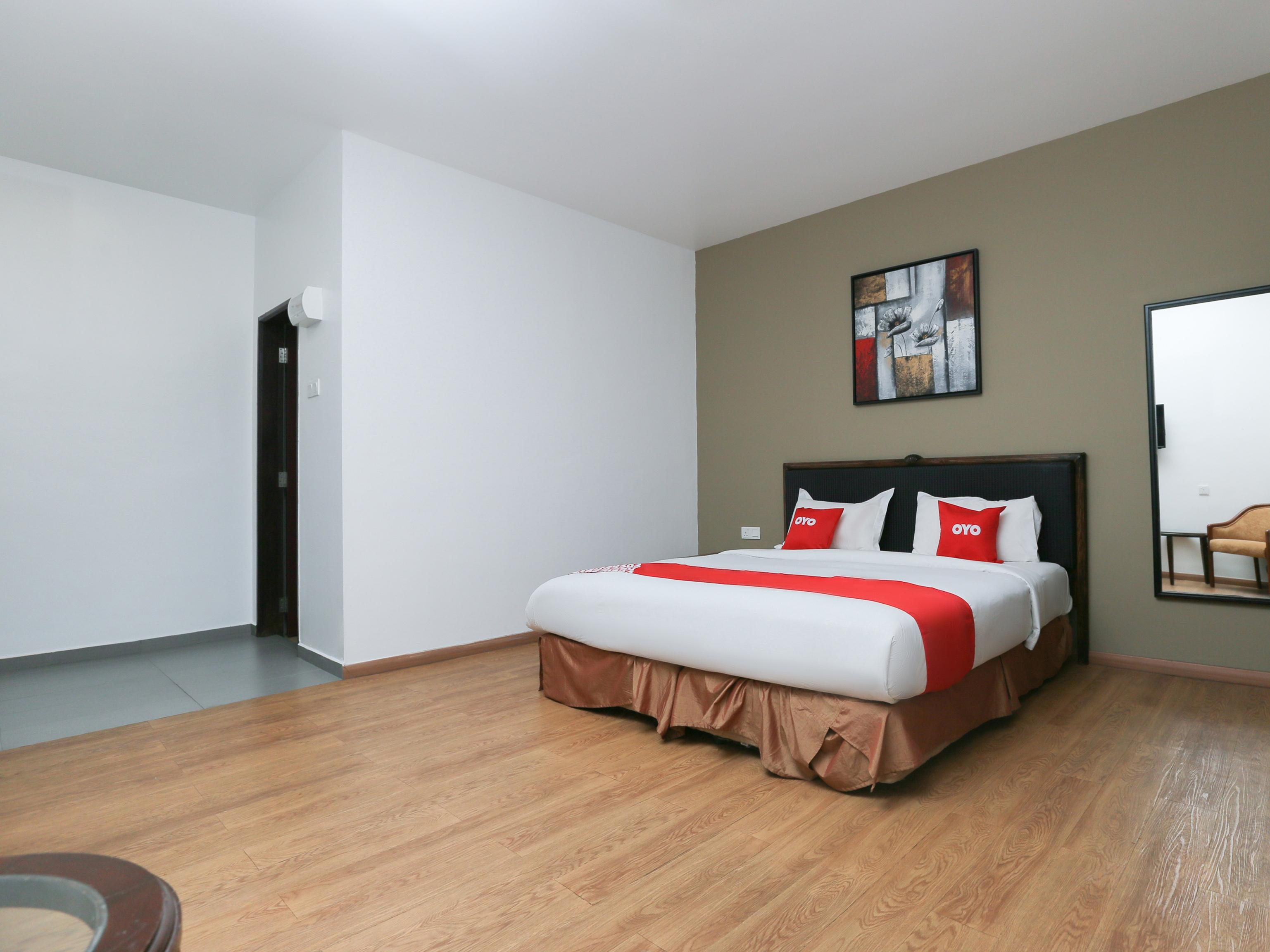 Oyo 89915 East Mount Hotel Кукуп Экстерьер фото