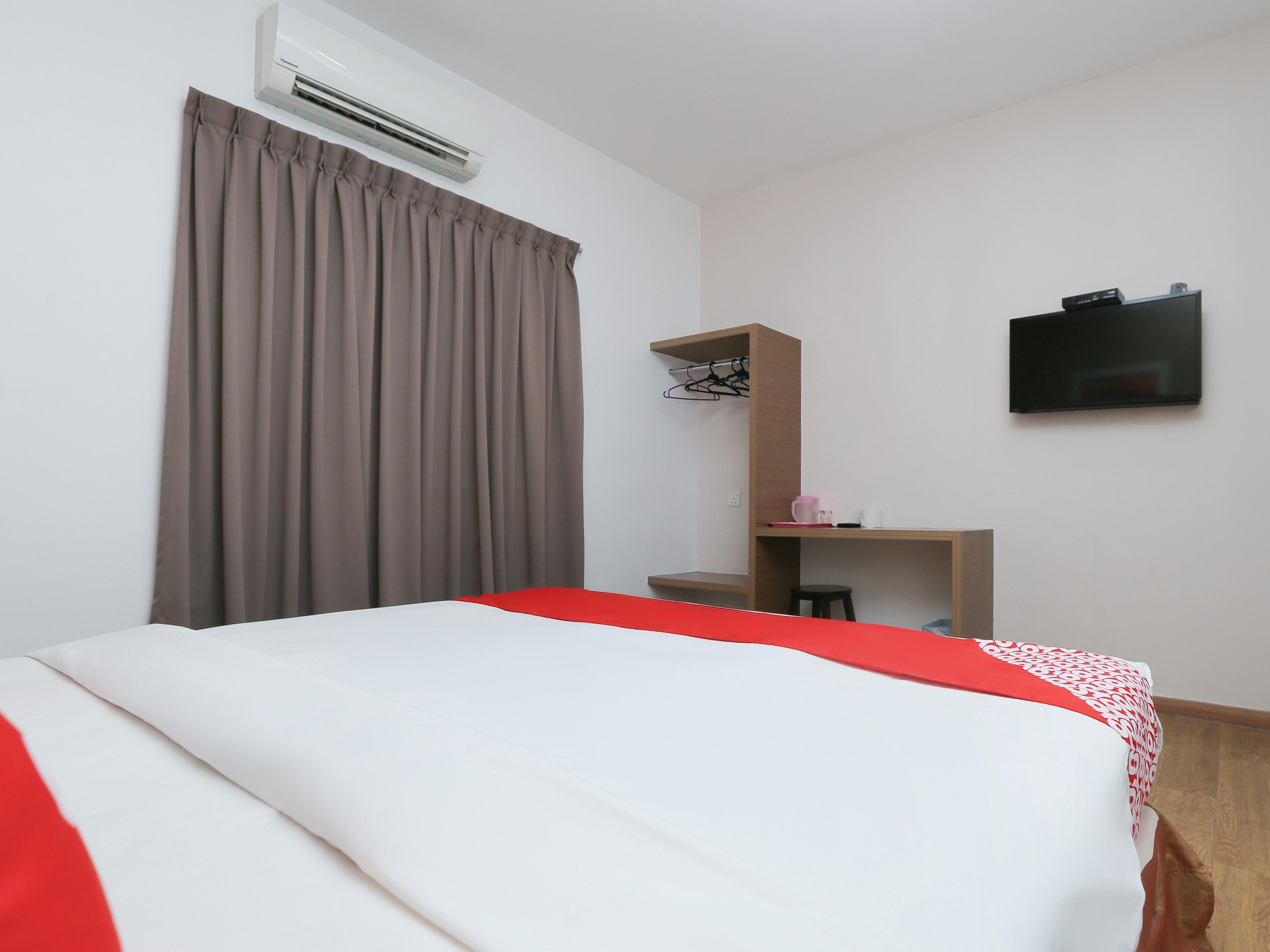 Oyo 89915 East Mount Hotel Кукуп Экстерьер фото