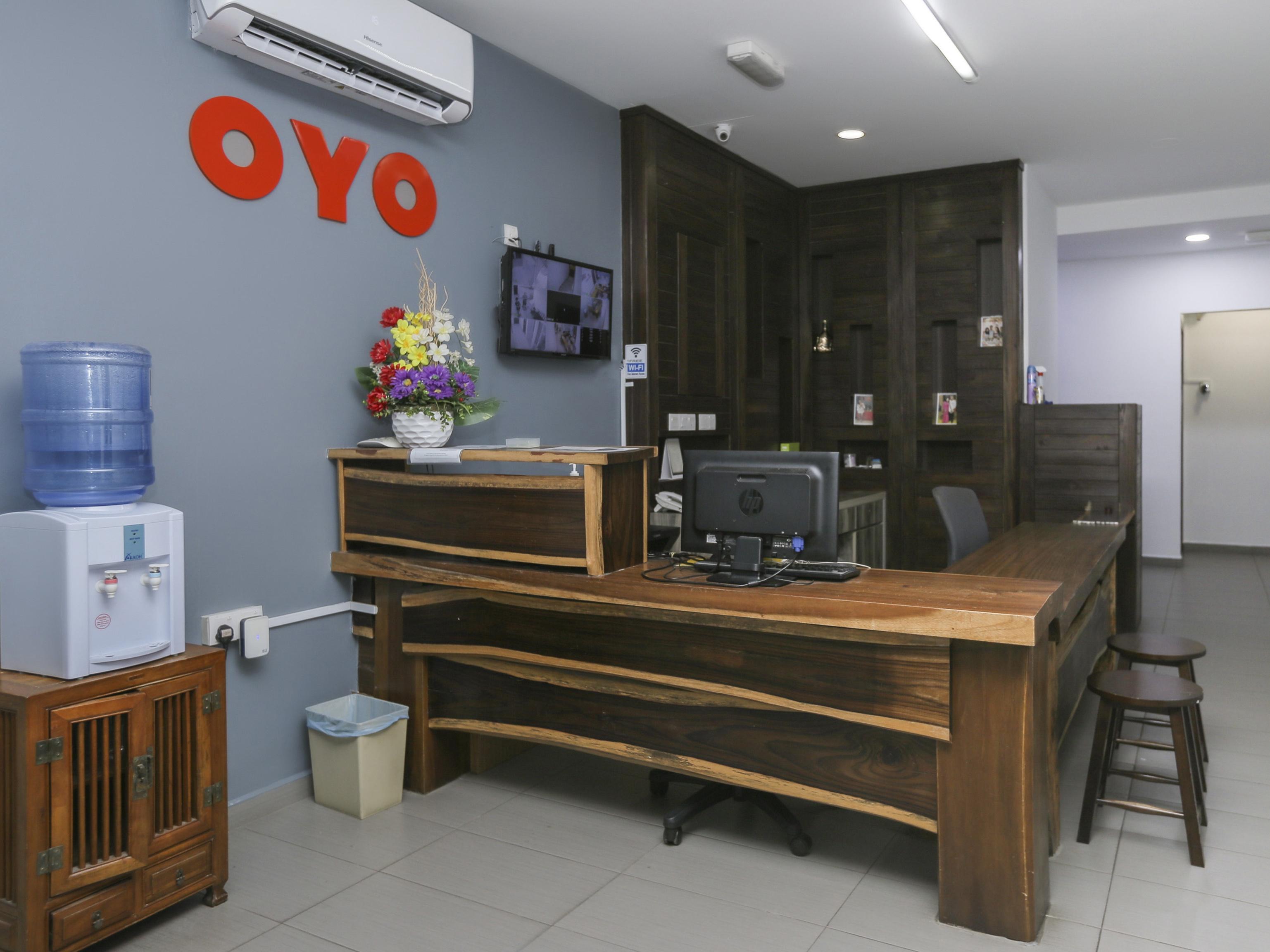 Oyo 89915 East Mount Hotel Кукуп Экстерьер фото