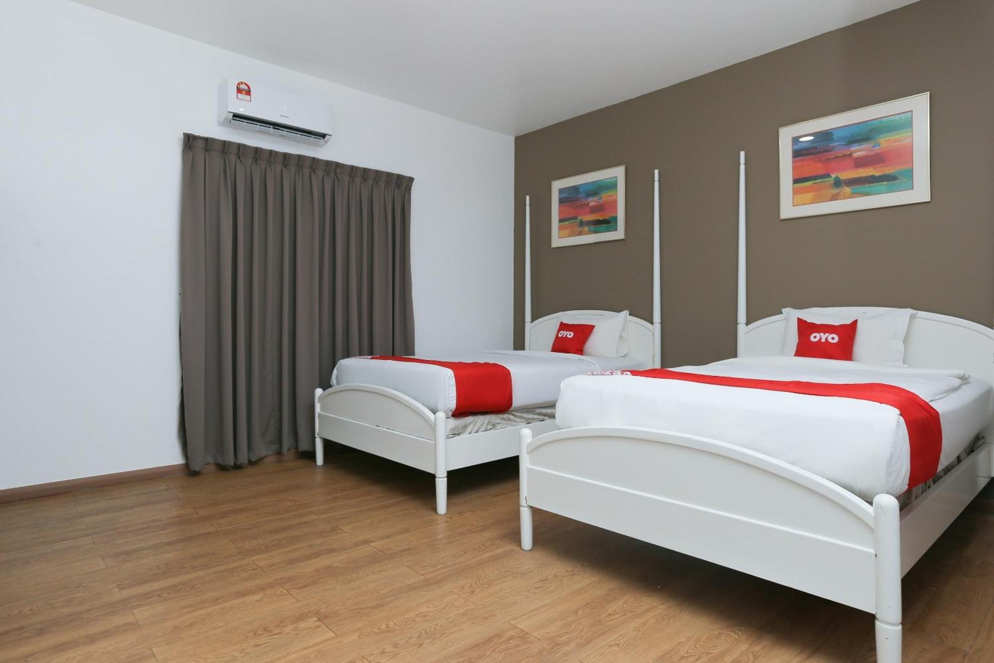 Oyo 89915 East Mount Hotel Кукуп Экстерьер фото