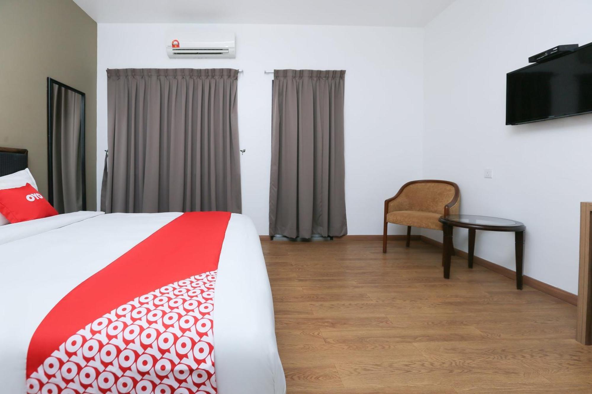 Oyo 89915 East Mount Hotel Кукуп Экстерьер фото