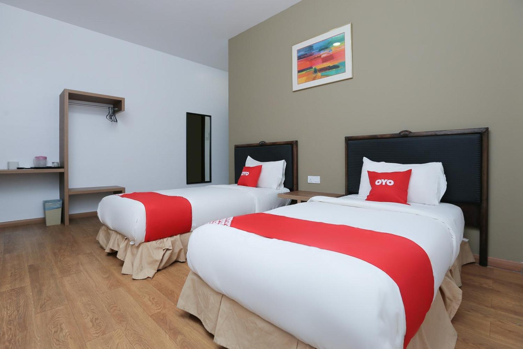 Oyo 89915 East Mount Hotel Кукуп Экстерьер фото
