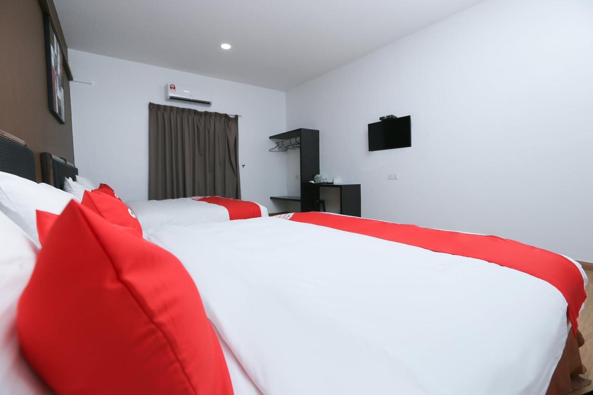 Oyo 89915 East Mount Hotel Кукуп Экстерьер фото