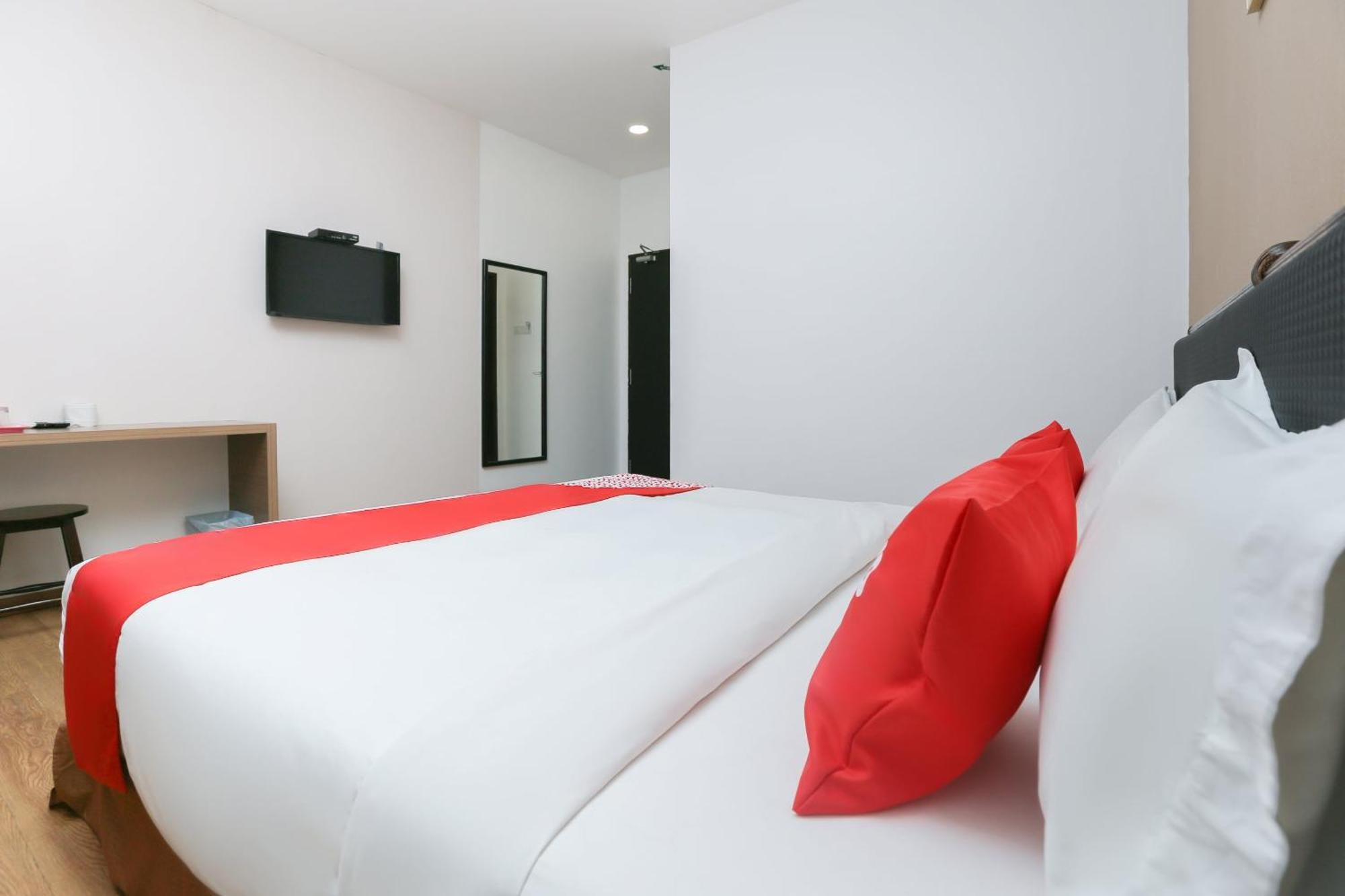 Oyo 89915 East Mount Hotel Кукуп Экстерьер фото