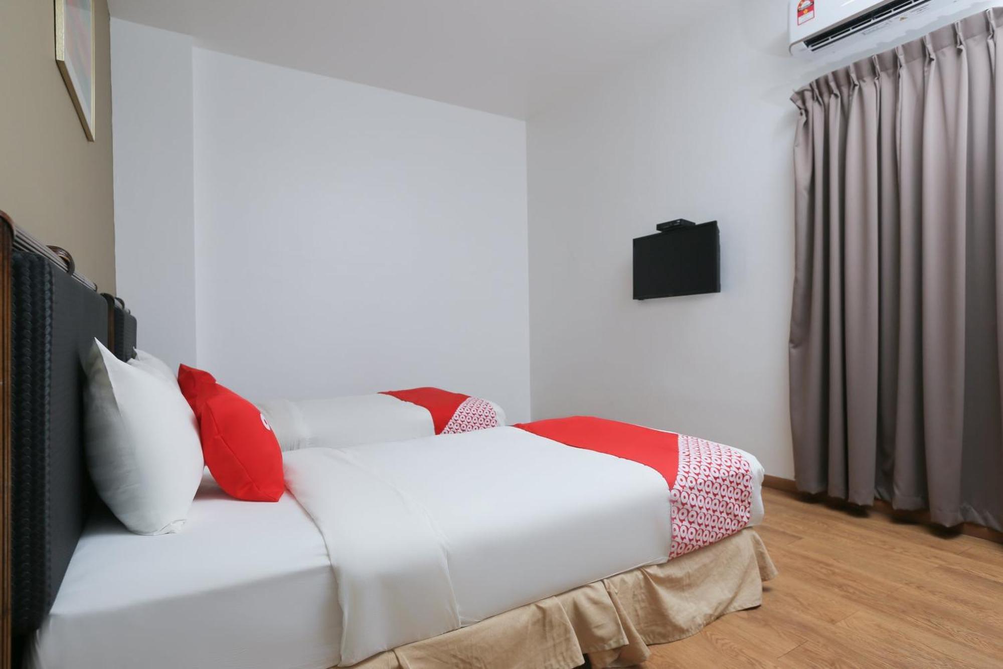 Oyo 89915 East Mount Hotel Кукуп Экстерьер фото