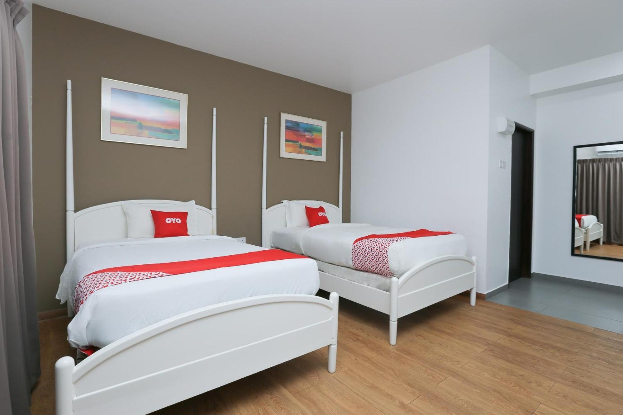 Oyo 89915 East Mount Hotel Кукуп Экстерьер фото