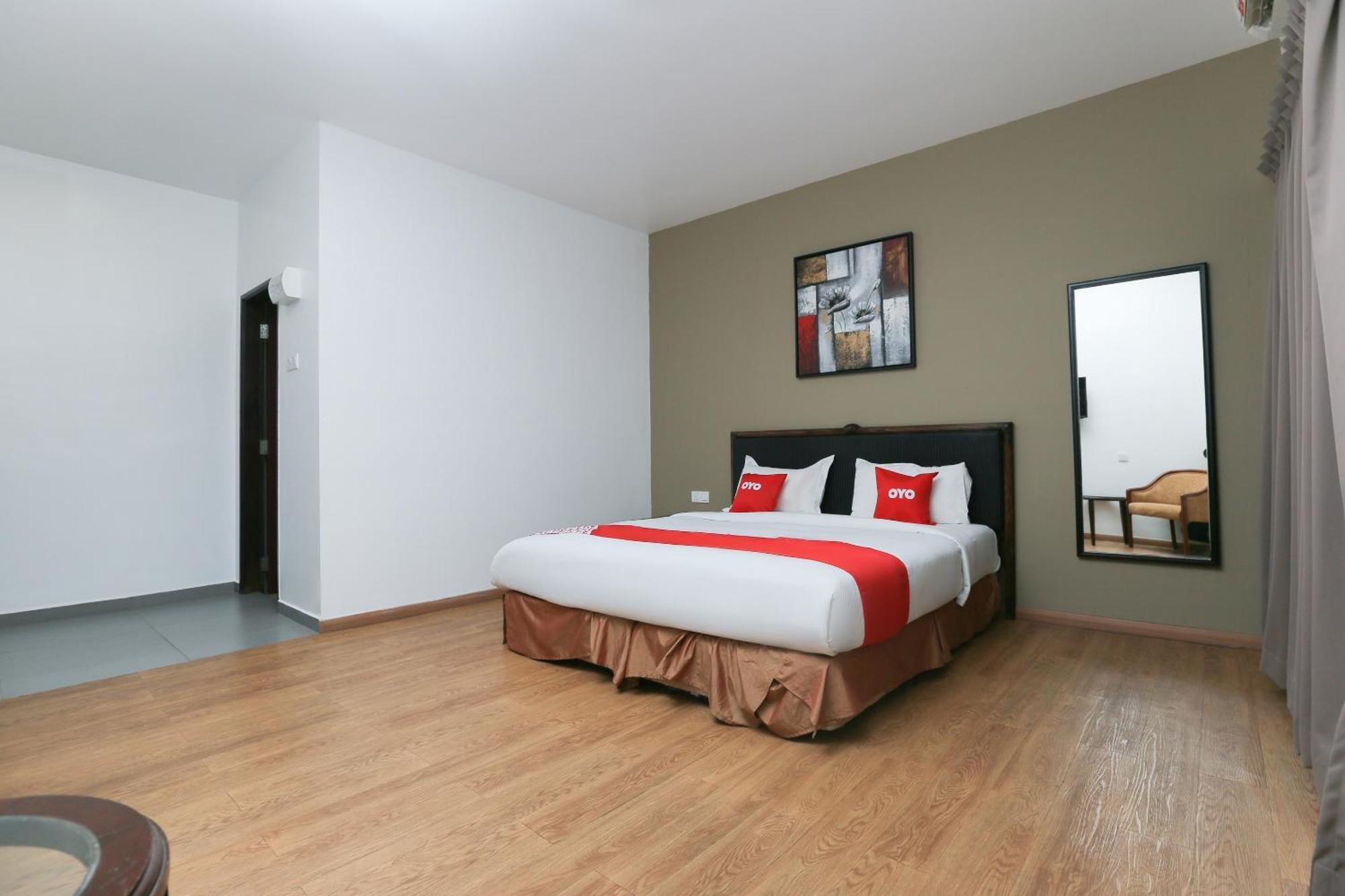 Oyo 89915 East Mount Hotel Кукуп Экстерьер фото