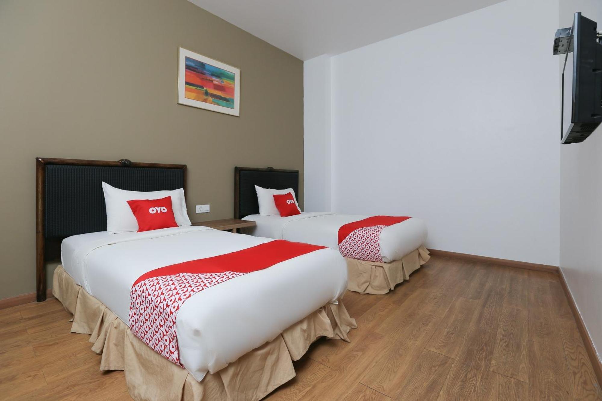 Oyo 89915 East Mount Hotel Кукуп Экстерьер фото