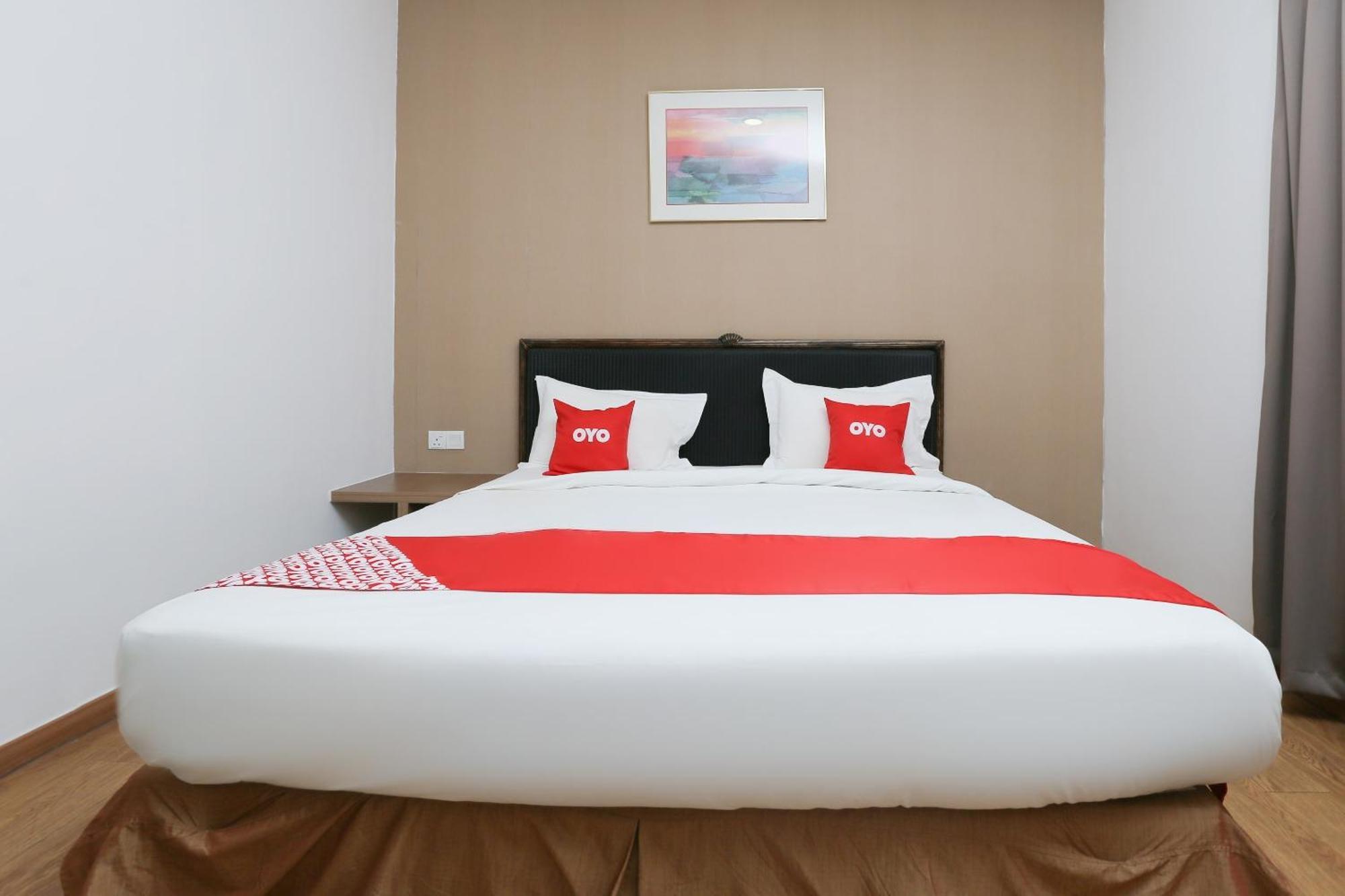 Oyo 89915 East Mount Hotel Кукуп Экстерьер фото