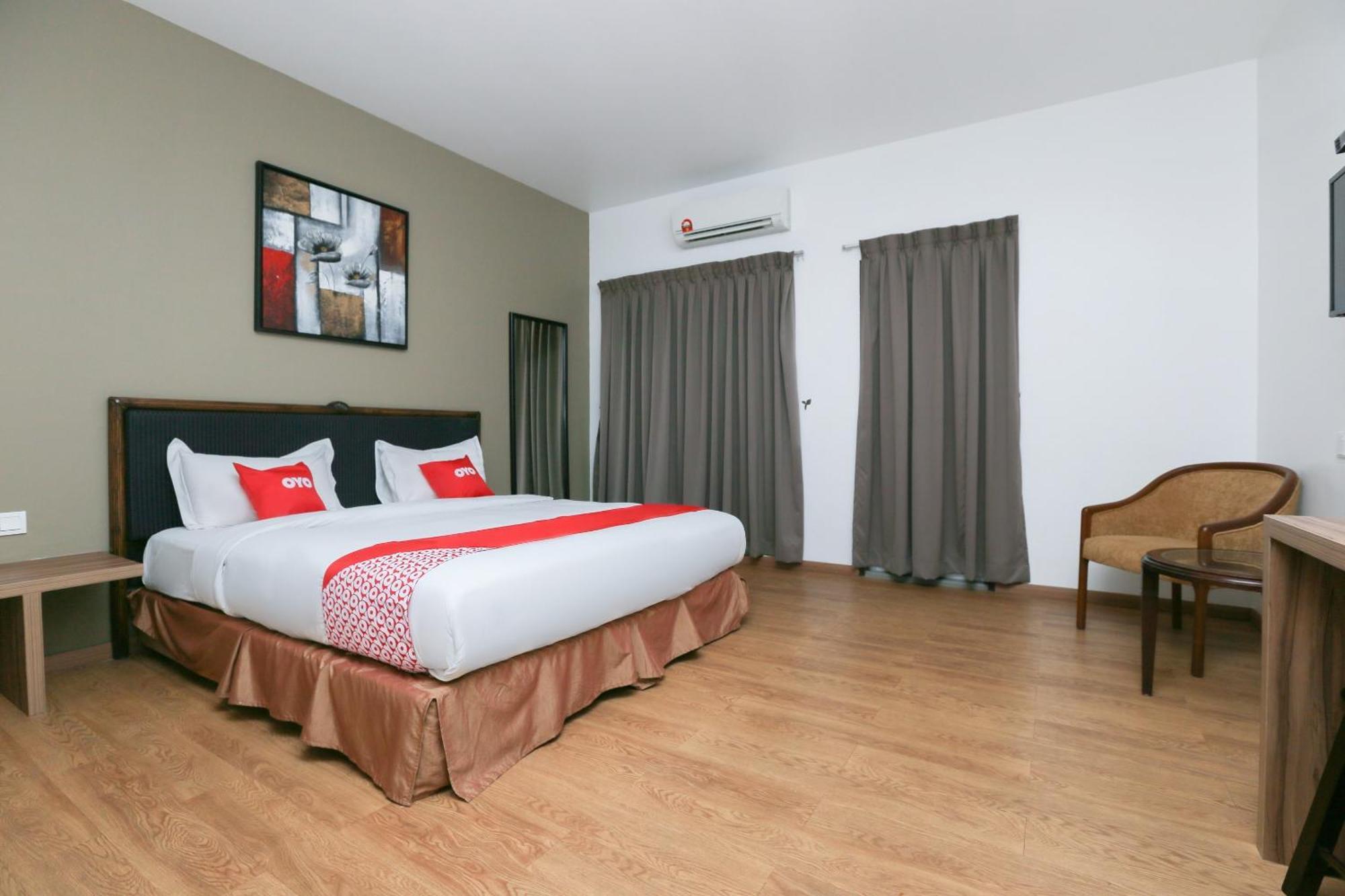 Oyo 89915 East Mount Hotel Кукуп Экстерьер фото